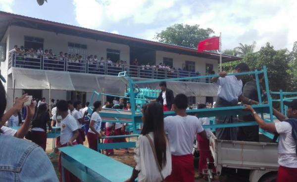 MEG အဖွဲ့ စာသင်ခုံများလှူဒါန်းရန်ရောက်ရှိလာစဉ်(MNA)