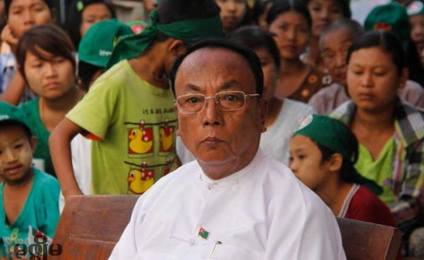 အမျိုးသားလွှတ်တော်ဥက္ကဌ ဦးခင်အောင်မြင့်အား မဲဆွယ်စည်းရုံးကာလအတွင်း တွေ့ရစဉ်(ဓာတ်ပုံ - မင်းမင်း/မဇ္ဈိမ