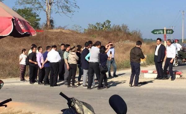 စီးပွားကူးသန်းဝန်ကြီးဦးဆောင်အဖွဲ့မှ ကျောက်ဖြူ- ရန်ကုန်- ရေတပ်လမ်းဆုံတွင် အမှတ်တရ ဓာတ်ပုံရိုက်နေကြပုံ