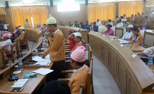 Hluttaw Representative discussing at the Mon State Hluttaw (photo: Tin Min Aung/Facebook)