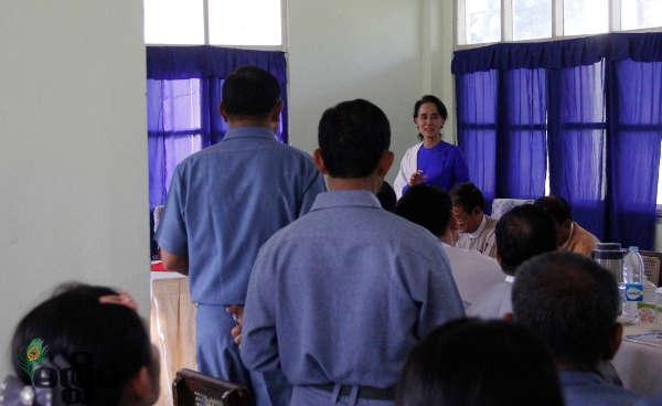 နေပြည်တော် စည်ပင်ဧည့်ရိပ်သာတွင် ဒီဇင်ဘာ ၁၇ရက်၊ မွန်းလွဲပိုင်းက ဒေါ်အောင်ဆန်းစုကြည်နှင့် ဝန်ထမ်းများတွေ့ဆုံနေစဉ်(ဓာတ်ပုံ- မင်းမင်း/မဇ္ဈိမသတင်းဌာန)