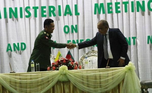 Minister of Home Affairs for the government of Bangladesh Asaduzzaman Khan (R), shakes hands with Myanmar's Home Affairs Minister Lt.Gen Kyaw Swe (L), during a meeting on security and law enforcement matters, at Ministry of Home Affairs in Nay Pyi Taw on 24 October 2017. Photo: Min Min/Mizzima