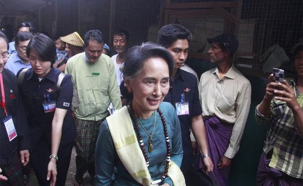 Myanmar State Counselor Aung San Suu Kyi arrives at Mai Na internally displaced persons (IDPs) camp near Myitkyina, the capital of Kachin State on 28 March 2017. Photo: Min Min/Mizzima