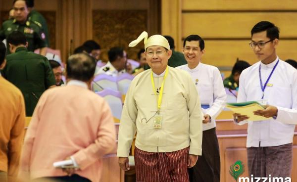 ကတိသစ္စာပြုရန် ပြည်ထောင်စုလွှတ်တော်သို့ တက်ရောက်လာသော စီမံ/ဘဏ္ဍာဝန်ကြီးသစ် ဦးစိုးဝင်း(ဓာတ်ပုံ- မင်းမင်း/မဇ္ဈိမ)