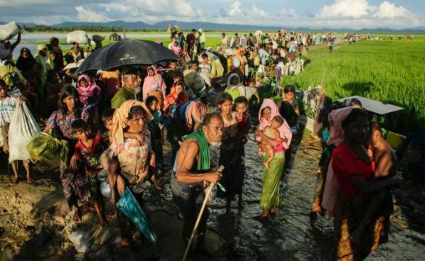 Hundreds of Rohingya refugees enter Bangladesh from Budichong, Myanmar through the Palongkhali border in Cox's Bazar, Bangladesh, 09 October 2017, after crossing the Naf river. Photo: Abir Abdullah/EPA