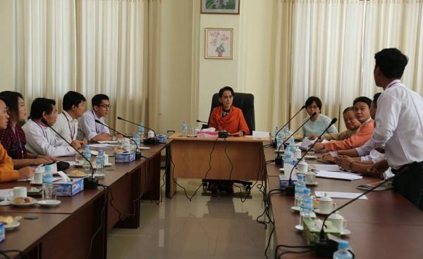 (ဒေါ်အောင်ဆန်းစုကြည်နှင့် လူငယ်စင်တာမှ လူငယ်များ ၂၀၁၅ခုနှစ်၊ ဒီဇင်ဘာ ၂၁ရက် မွန်းလွဲပိုင်းတွင် လွှတ်တော်ဝင်းအတွင်းရှိ I-12ဆောင်တွင် ဆွေးနွေးနေစဉ်(ဓာတ်ပုံ - NLD Chairperson