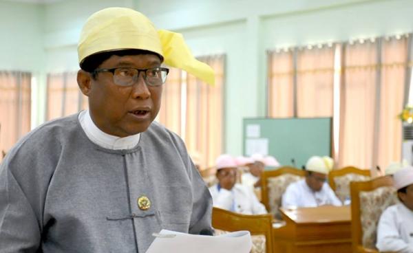 ဓာတ်ပုံ- ပြည်နယ် ၀န်ကြီး ဦးကျော်အေးသိန်း လွှတ်တော်တွင် ရှင်းလင်းနေစဉ်