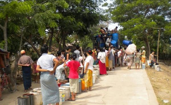  ရေများဝေငှနေစဉ်(Internet)