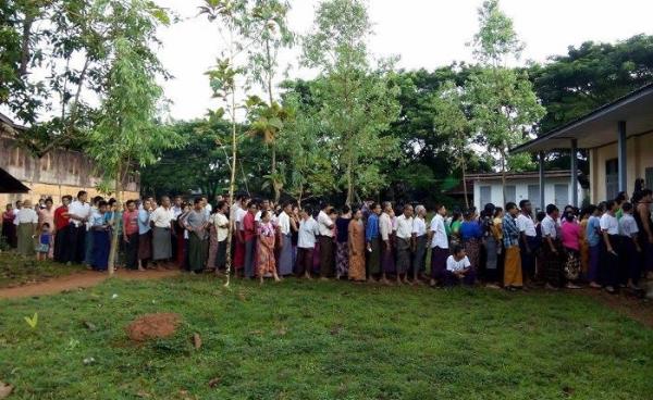 People wait in line to vote at Panga Village Tract in Mon State's Thanbyuzayat Township.