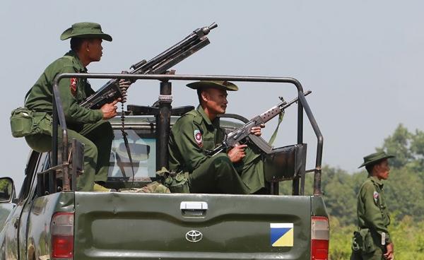 Heavily armed Myanmar army troops patrol Kyinkanpyin area in Maungdaw town located in Rakhine near the Bangladesh border on October 16, 2016. Photo: Khine Htoo Mrat/AFP