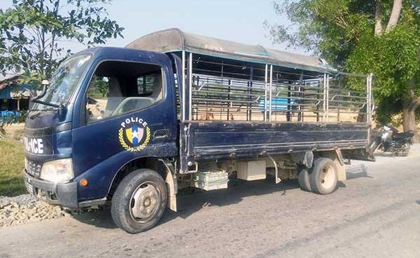 မိန်းခလေး နှစ်ဦးကို တိုက်သော ရဲကားကိုတွေ့ရစဉ်။ ဓာတ်ပုံ- နိရဥ္စရာ/ ခိုင်ခန့်အောင်