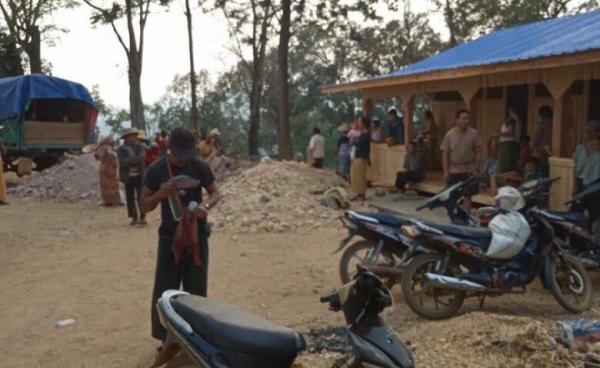 တိုက်ပွဲကြောင့် စစ်ရှောင်လာသည့် ပြည်သူများ (ဓာတ်ပုံ ~ ဒေသခံတစ်ဦး)