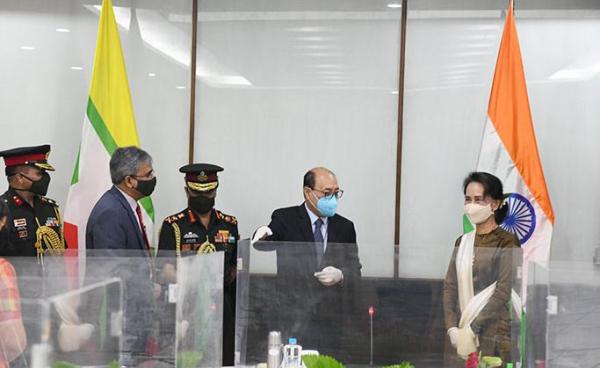 နိုင်ငံတော် အတိုင်ပင်ခံပုဂ္ဂိုလ် ဒေါ်အောင်ဆန်းစုကြည်နှင့် အိန္ဒိယ ကိုယ်စားလှယ်အဖွဲ့တို့ အောက်တိုဘာလ ၅ ရက်နေ့က တွေ့ဆုံစဉ် (ဓာတ်ပုံ - နိုင်ငံတော် အတိုင်ပင်ခံရုံး)