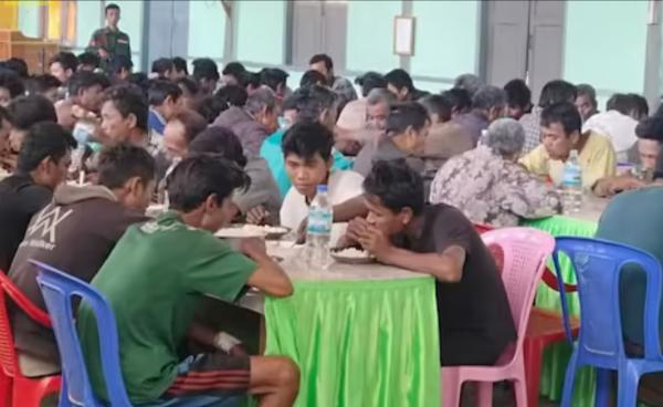 မောင်တောတိုက်ပွဲအတွင်းဖမ်းဆီးရမိသော စစ်သုံ့ပန်းများကို AA က စောင့်ရှောက်ထားသည်ကို တွေ့ရစဉ်။