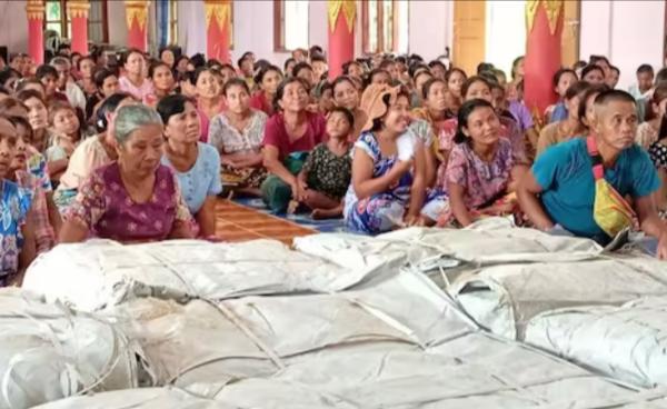 ရသေ့တောင်မြို့နယ်တွင် ထောက်ပံ့ပေးခဲ့စဉ်။ (Photo - APM)