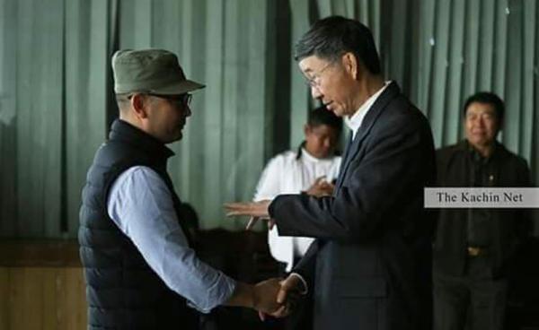 အထူးကိုယ်စားလှယ် မစ္စတာ ဆွန်ကော်ရှန်းနှင့် AA စစ်ဦးစီးချုပ် ဗိုလ်ချုပ်ထွန်းမြတ်နိုင်တို့ ဇန်နဝါရီလ (၁၀) ရက်နေ့က တွေ့ဆုံစဉ်။ (ဓာတ်ပုံ - The Kachin Net)