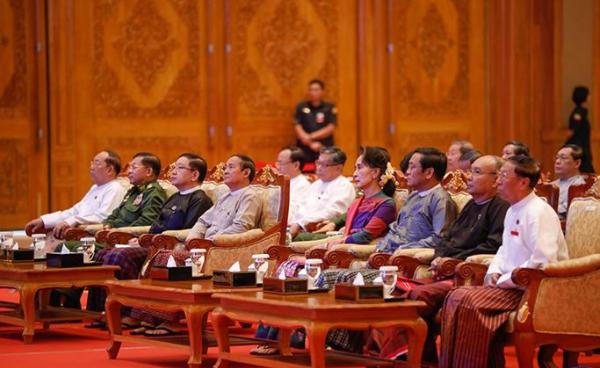 နိုင်ငံတော်အကြီးအကဲများ ICJ မှာ သွားရောက် တရားရင်ဆိုင်ရန်အတွက် တိုင်ပင် ဆွေးနွေးကြစဉ်။ ဓာတ်ပုံ - သမ္မတရုံး (fb)