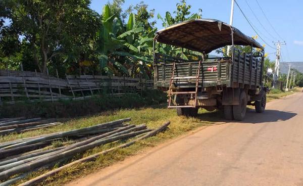 ဝါးလာသယ်နေတဲ့ စစ်တပ်ကား တွေ့ရစဉ်။ ဓါတ်ပုံ – ဒေသခံ