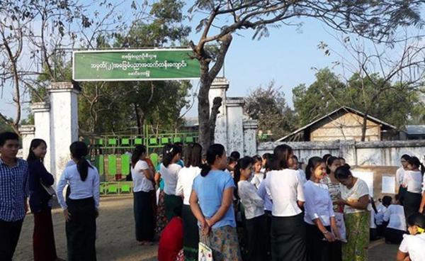 မောင်ကံ ရခိုင်ပြည်နယ်၊ မောင်တောမြို့မှ အခြေခံပညာအထက်တန်းကျောင်းနှင့် ကျောင်းသူ/သားများ ကိုတွေ့ရစဉ်။