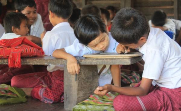 မူလတန်းအဆင့် မွန်ကျောင်းသားစာသင်ခန်း(photo: MNA)