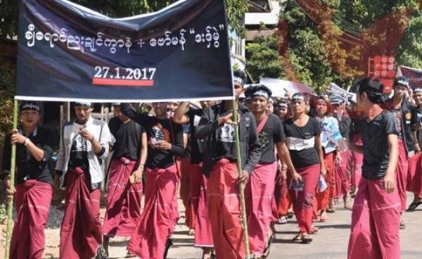 Mon youths staging a protest for the Mon political parties merger (Photo: MNA)
