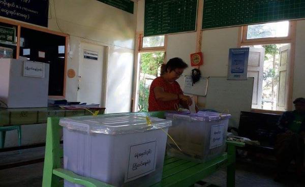 ကြိုတင်မဲပေးခန်းအတွင်း မဲပေးနေသူတစ်ဦး