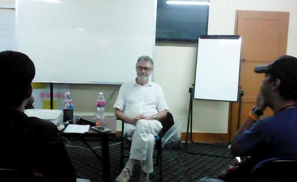 ဇွန် ၂၃ရက်က ရန်ကုန်မြို့ အောက်ပုဇွန်တောင်မြို့နယ် ၅၁လမ်းရှိ ရန်ကုန်နိုင်ငံရေးသိပ္ပံကျောင်းတွင် ပြုလုပ်သည့် ‘  ၂၀၁၅  အထွေထွေရွေးကောက်ပွဲနှင့် မြန်မာ့နိုင်ငံရေးအခင်းအကျင်းများ ဟောပြောပွဲ’တွင် တွေ့ရသည့်  Mr.Larry Jagan ။ ဓါတ်ပုံ ထက်ထက်အောင်