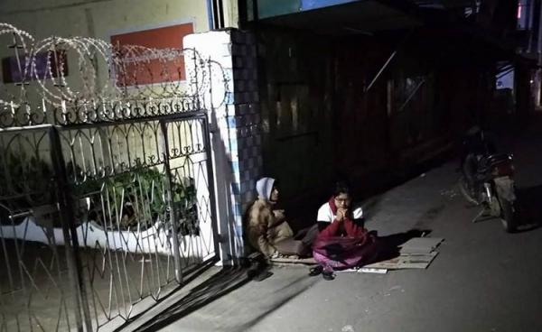 ကိုနိုင်စိုး ဖမ်းဆီးခံရသဖြင့် စိုးရိမ်နေကြသည့် မိသားစုဝင်များက အမှတ်(၁) ရဲစခန်းရှေ့တွင် တစ်ညလုံး ဤသို့ ငုတ်တုတ်ထိုင်၍ စောင့်နေခဲ့ကြသည်/ ဓာတ်ပုံ- မြတ်သူထွန်း