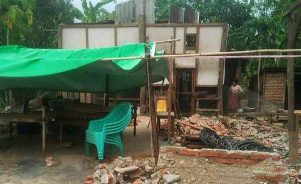 (အမ်းမြို့မှ နေအိမ်နှင့် ဆိုင်ခန်းများဖယ်ရှားပေးနေသည်ကို တွေ့ရစဉ်) Photo – Ko Myo Lwin Ann