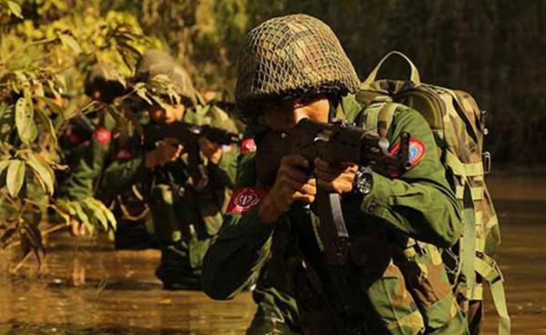 ပုံ - AA တပ်ဖွဲ့ဝင်များကိုတွေ့ရစဉ် (ပုံ- AA Info)