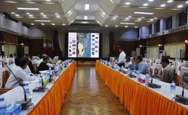 ပုဏ္ဏားကျွန်းစက်မှုဇုန်အကောင်အထည်ဖော်နိုင်ရန် ရခိုင်ပြည်နယ်အစိုးရအဖွဲ့နှင့် စီးပွားရေးလုပ်ငန်းရှင်များ ၂၀၁၆ ခုနှစ်က တွေ့ဆုံဆွေးနွေးကြစဉ်။