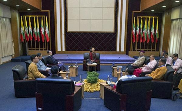 Myanmar’s State Counselor Aung San Suu Kyi (C) holds talks with leaders from the United Nationalities Federal Council at the National Reconciliation and Peace Center in Yangon, July 17, 2016. (Photo: RFA)