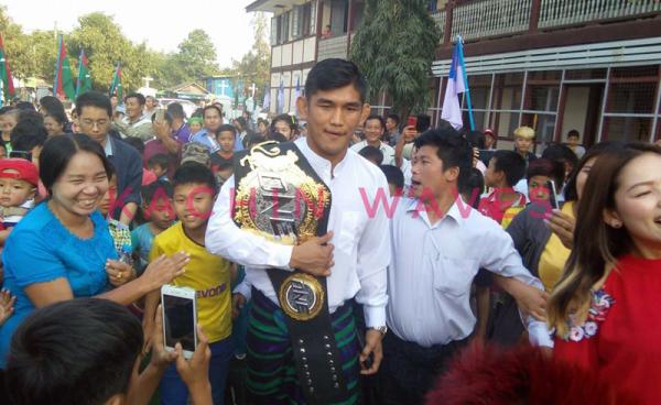 မတ်လ ၁၉  ရက်က မြစ်ကြီးနားမြို့တွင် ဒေသခံ ပရိသတ်များနှင့် တွေ့ဆုုံခဲ့စဉ်။ ဓါတ်ပုုံ Kachinwave