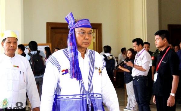 ဧပြီလ ၁ရက်၊ အမျိုးသားလွှတ်တော်အစည်းအဝေးအပြီးတွင်တွေ့ရသော အမျိုးသားလွှတ်တော်ဥက္ကဋ္ဌမန်းဝင်းခိုင်သန်း(ဓာတ်ပုံ- မင်းမင်း/မဇ္ဈိမ)