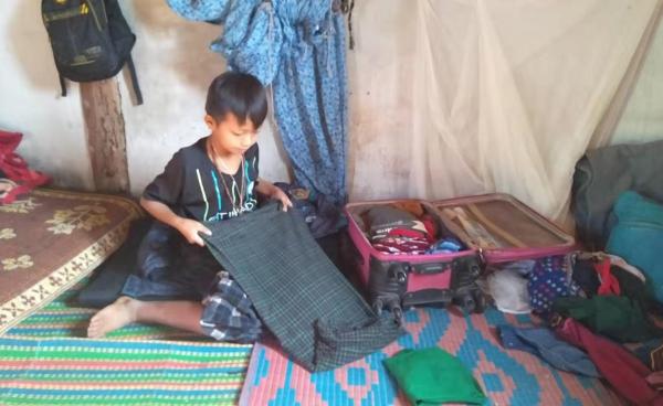 တိုက်ပွဲဖြစ်ပွားခဲ့ချိန် ဒေသခံများထွက်ပြေးရန် ပြင်ဆင်နေချိန်/ ဓါတ်ပုံ-ဦးဖော်လားဂမ်ဖန်