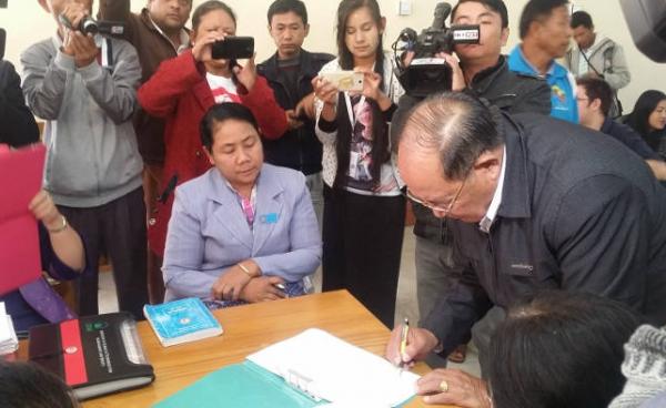 တုုိင်းရင်းသားကုုိယ်စားလှယ်များ လက်မှတ်ရေးထုုိးနေစဉ် 