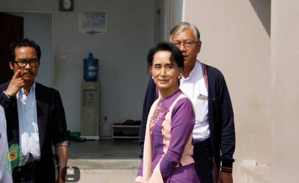 ဗိုလ်ချုပ်အောင်ဆန်းမွေးနေ့အထိမ်းအမှတ်အဖြစ် နေအိမ်တွင် သံဃာတော်များကို ဆွမ်းကပ်အပြီးတွင် ဒေါ်အောင်ဆန်းစုကြည်အား ၂၀၁၆ခုနှစ်၊ ဖေဖော်ဝါရီ ၁၃ရက်တွင် တွေ့ရစဉ်(ဓာတ်ပုံ- မင်းမင်း/မဇ္ဈိမ)