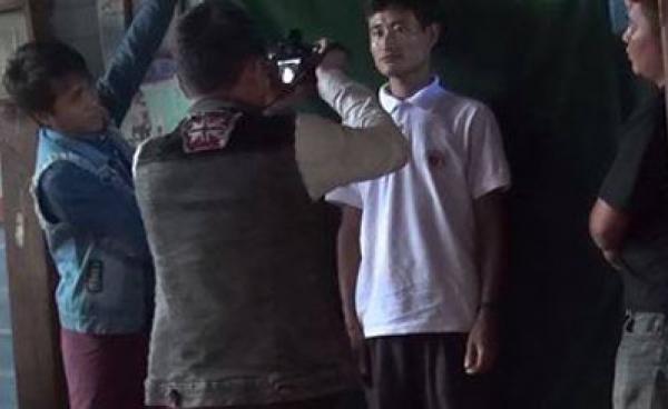 မော်ချီးဒေသဖွ့ံဖြိုးတိုးတက်ရေး ကွန်ယက်အဖွဲ့မှ မှတ်ပုံတင်မရှိသည့်သူများကို မှတ်ပုံတင်ပတ်စပို့ ရိုက်ပေးနေစဉ် (ဓါတ်ပုံ-ကေတီ)