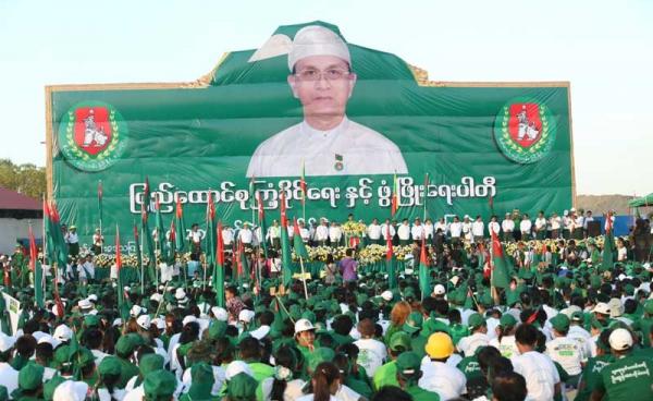 နောက်ဆုံးမဲဆွယ်မှုအဖြစ် ပြည်ခိုင်ဖြိုးပါတီမှ ၆ ရက်နိုဝင်ဘာ ၂၀၁၅ ညနေပိုင်းက ကမာကြည်တံတားအနီး သုဝဏ္ဏမြို့ဦးစေတီအနီး ဘော်လုံးကွင်းတွင် မဲဆွယ်စည်းရုံးသည့်မြင်းကွင်းအားတွေ့ရစဉ်။ ဓာတ်ပုံ -ဟောင်ဆာ(ရာမည)