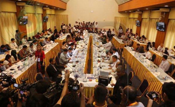 နိုင်ငံလုံးဆိုင်ရာ အပစ်အခတ်ရပ်စဲရေး ရ ကြိမ်မြောက် ဆွေးနွေပွဲ ၆ ရက်မြောက်နေ့ကို မတ်လ ၂၂ ရက်နေ့လည် ၁၂ နာရီတွင် ရန်ကုန်မြို့ရှိ Myanmar Peace Center ကျင်းပပြုလုပ်နေစဉ်။ (ဓာတ်ပုံ - သက်ကို၊ မဇ္ဈိမ)