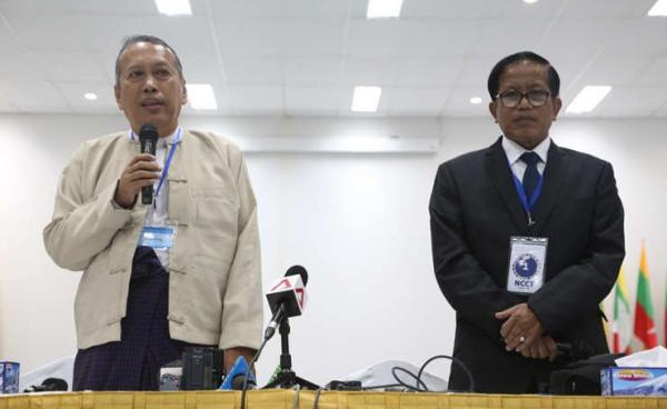 ပြည်ထောင်စု ငြိမ်းချမ်းရေးဖော်ဆောင်ရေး လုပ်ငန်းကော်မတီ နှင့် တစ်နိုင်ငံလုံး အပစ်အခတ်ရပ်စဲရေးဆိုင်ရာ ညှိနှိုင်းရေးအဖွဲ ့(NCCT) တို့ မြန်မာငြိမ်းချမ်းရေးစင်တာ (MPC) တွင် တွေ့ဆုံဆွေးနွေးပွဲအပြီး သတင်းစာရှင်းလင်းပွဲတွင် ဦးလှမောင်ရွှေ(ဝဲ) နှင့် NCCT အဖွဲ့ခေါင်းဆောင် ဦးနိုင်ဟံသာ(ယာ)တို့မှ မီဒီယာများကို ရှင်းလင်းဖြေကြားစဉ်။ ၁၅ သြဂုတ် ၂၀၁၄။ ဓာတ်ပုံ ဘိုဘို