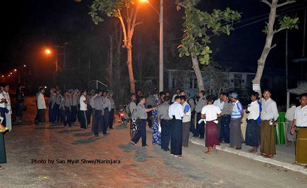 People gather after Sittwe bomb blast