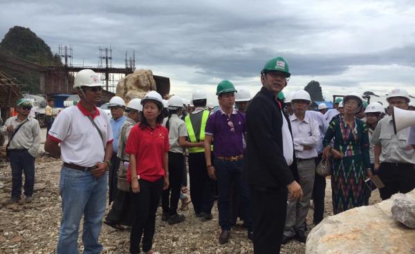 မွန်လွှတ်တော်ကိုယ်စားလှယ်များ MCL ဘိလပ်မြေစက်ရုံကို လေ့လာခဲ့စဉ်(Facebook)