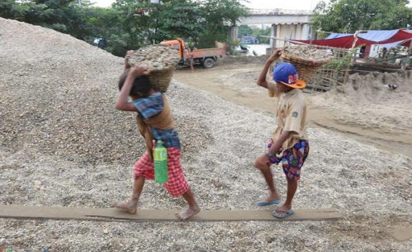 Child workers in Yangon carry sandstones in Pazundaung. Photo: Mizzima