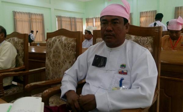 မတ် ၂၈ရက်က ရခိုင်ပြည်နယ် လွှတ်တော်တွင် ဖဲကြိုးနက် တပ်ဆင်ကာ ဆန္ဒဖော်ထုတ်သည့် ANP ပါတီဝင် အမတ်တစ်ဦး။ (ဓာတ်ပုံ- ကျော်မင်း၊ စစ်တွေ)