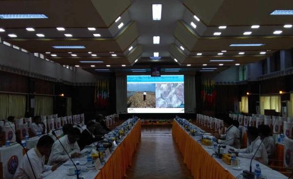 တရုတ်-မြန်မာ ပိုက်လိုင်းစောင့်ကြည့်ရေးကော်မတီ (MCPWC) မှ ရခိုင်ပြည်နယ်အစိုးရအဖွဲ့သို့ တင်ပြနေစဉ် (ဓာတ်ပုံ - RiA)