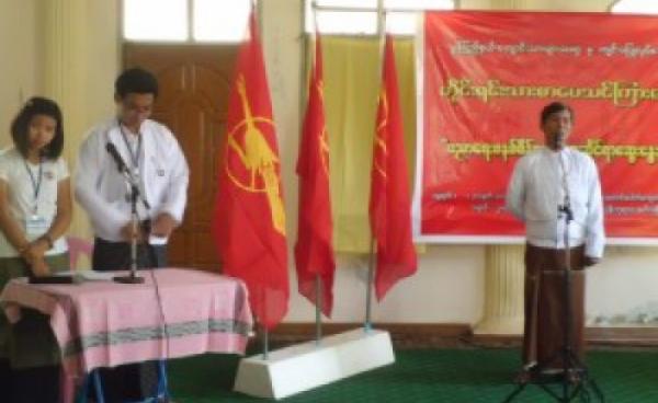 Mon State parliamentarian Dr. Aung Naing Oo in discussion