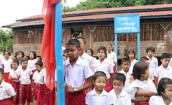 Students are paying respect to national flag at a Mon National School (photo: MNA)