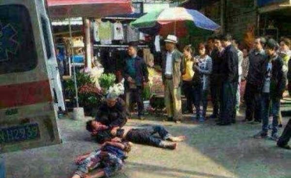 စျေးဝယ်ဖောက်သည်လုရာမှ ခုတ်ဖြတ်ခံရသောဝက်သားသည် (ဓါတ်ပုံ- Num Kham News)