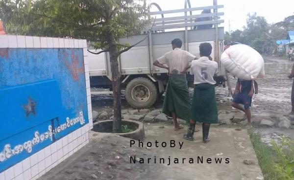  မောင်တောနယ်စပ်ကုန်သွယ်ရေးဂိတ်မှ မြန်မာပို့ကုန်များကို တွေ့မြင်ရစဉ်